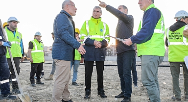 Bakan Dönmez Büyükşehir'in çalışma sahasındaydı: "Devlet var gücüyle çalışıyor"